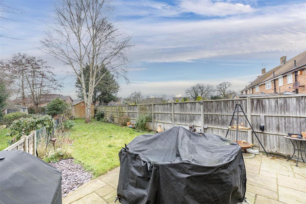 17 Cornwall Avenue, KT14 7 EX - 16.jpg