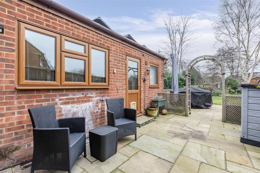 17 Cornwall Avenue, KT14 7 EX - 14.jpg