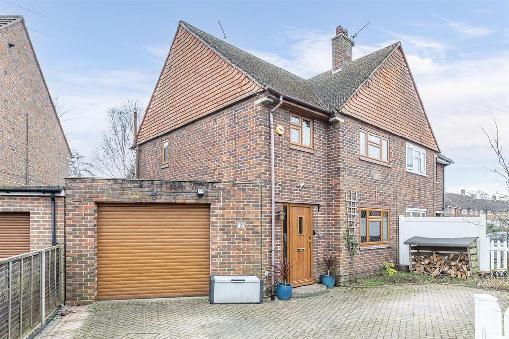 17 Cornwall Avenue, KT14 7 EX - 18.jpg