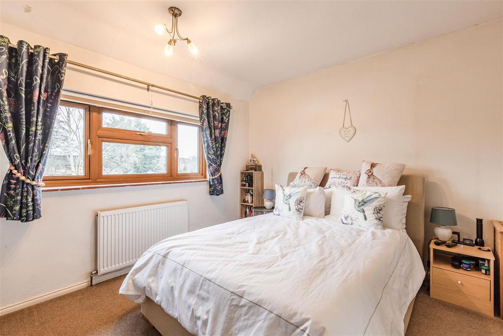 17 Cornwall Avenue, KT14 7 EX - 11.jpg
