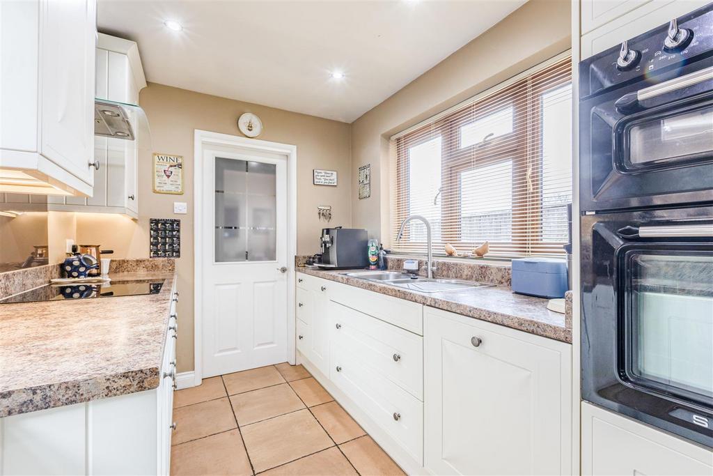 17 Cornwall Avenue, KT14 7 EX - 6.jpg