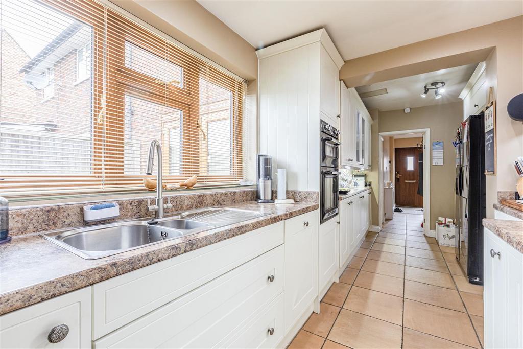 17 Cornwall Avenue, KT14 7 EX - 7.jpg