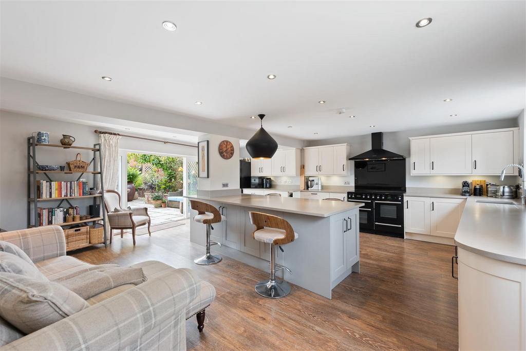 Living/breakfast kitchen
