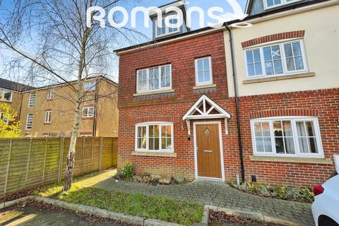 4 bedroom house to rent, Kensington Place, Farnborough, GU14