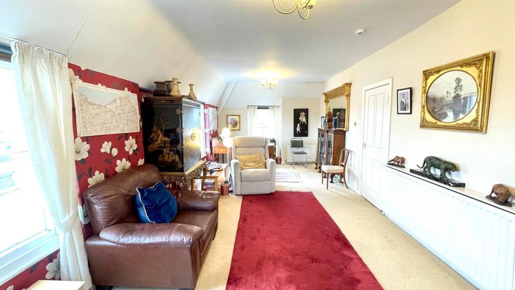 Triple aspect lounge