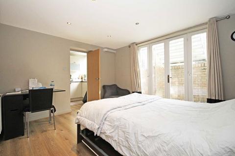 Studio to rent, Hogarth Road, London SW5