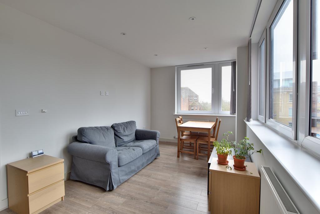 Apartment in Uxbridge - More