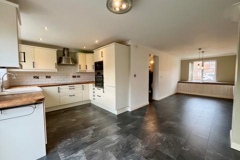 4 bedroom townhouse to rent, Sanderson Villas, St James Village, Gateshead, NE8