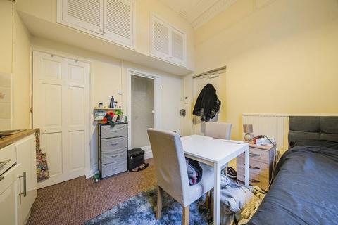 Studio to rent, Cheniston Gardens, High Street Kensington, London, W8