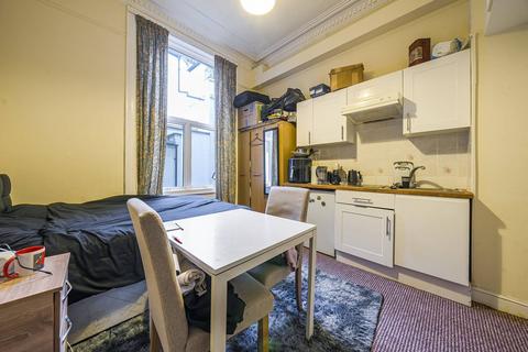 Studio to rent, Cheniston Gardens, High Street Kensington, London, W8