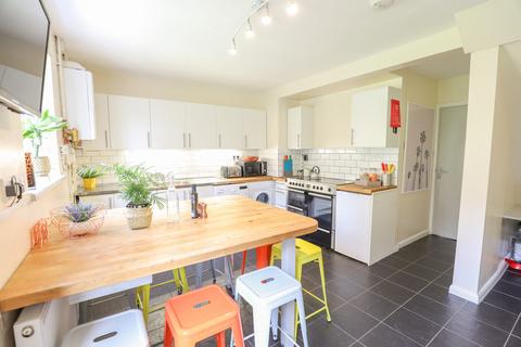 8 bedroom house of multiple occupation to rent, Upper Bevendean Avenue, Brighton BN2