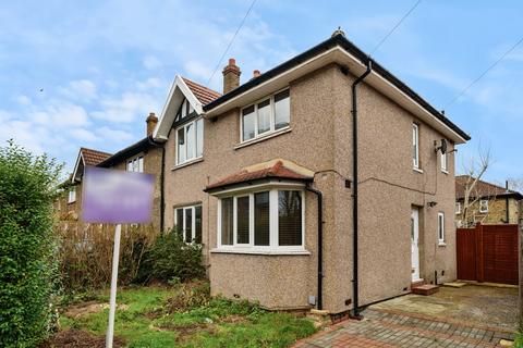 3 bedroom end of terrace house to rent, Meadowside London SE9