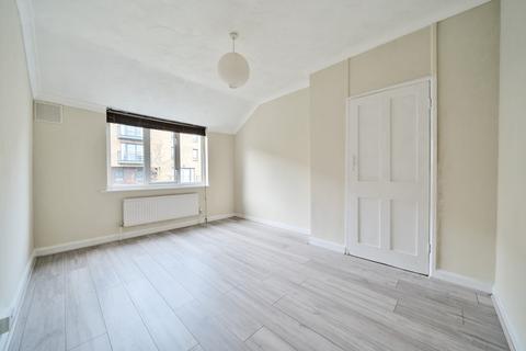 3 bedroom end of terrace house to rent, Meadowside London SE9