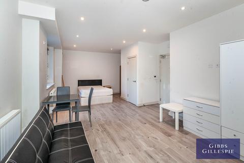 Studio to rent, High Street, Uxbridge, UB8