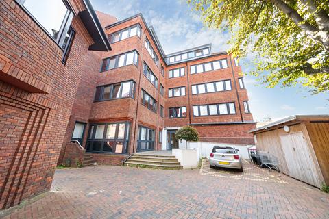 Studio to rent, High Street, Uxbridge, UB8