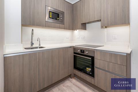 Studio to rent, High Street, Uxbridge, UB8