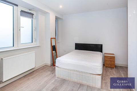 Studio to rent, High Street, Uxbridge, UB8