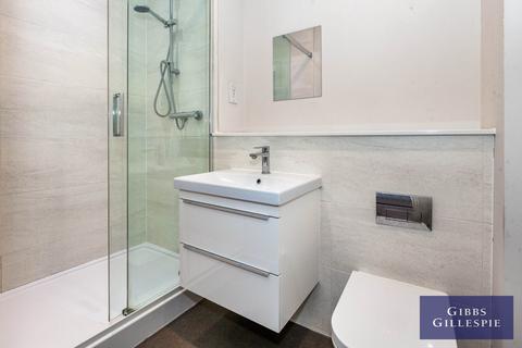Studio to rent, High Street, Uxbridge, UB8