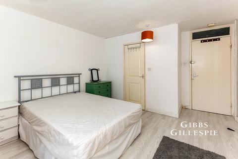undefined, Ivanhoe Close, Uxbridge, UB8