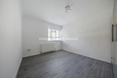 3 bedroom flat to rent, Esher Gardens London SW19