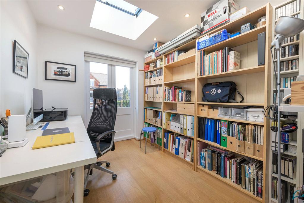 Bedroom / Study