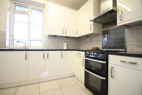 2 bedroom flat to rent, Whiston Road, London