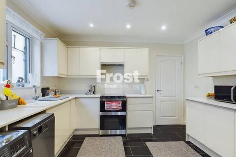 14 Fairfield Road, Wraysbury, Staines, TW19 5DU