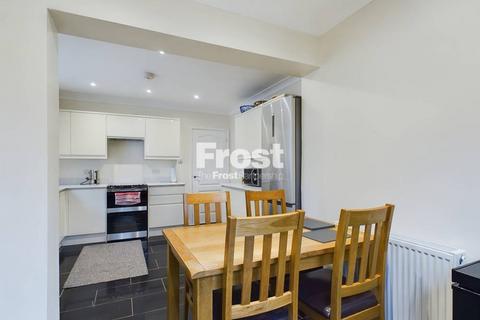 14 Fairfield Road, Wraysbury, Staines, TW19 5DU