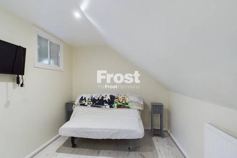 14 Fairfield Road, Wraysbury, Staines, TW19 5DU