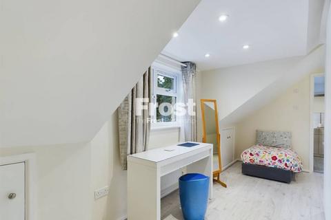14 Fairfield Road, Wraysbury, Staines, TW19 5DU