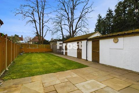 14 Fairfield Road, Wraysbury, Staines, TW19 5DU