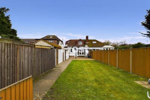 14 Fairfield Road, Wraysbury, Staines, TW19 5DU