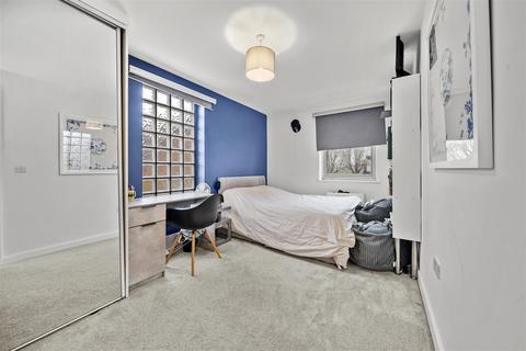 2 bedroom flat for sale, Mapesbury Road, London NW2