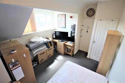 4 bedroom terraced house to rent, Beechwood Grove, Burley Park, Leeds. LS4 2LT