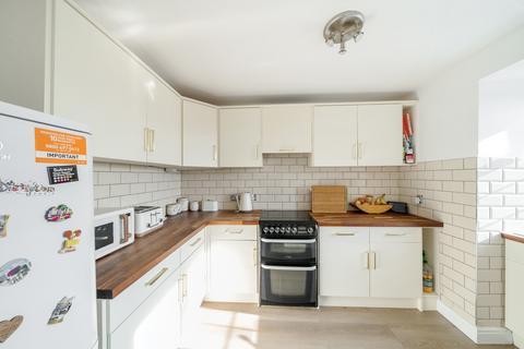 2 bedroom flat for sale, Bridge Road, Chertsey, KT16