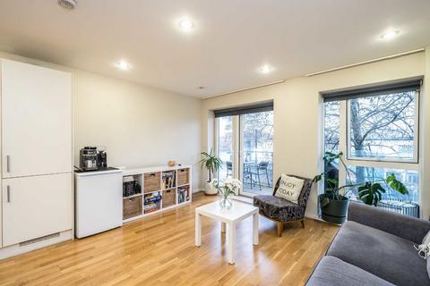 2 bedroom flat to rent, Rosemont Road, London W3