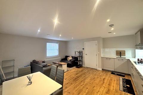 3 bedroom ground floor flat to rent, Molesworth Street, London, SE13