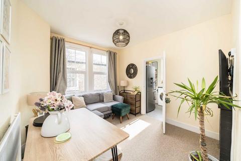 3 bedroom flat to rent, Dornton Road, London SW12