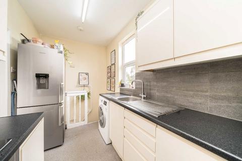 3 bedroom flat to rent, Dornton Road, London SW12