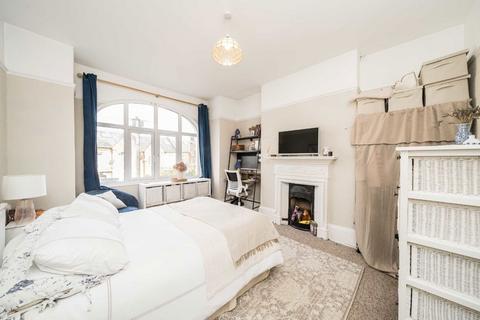 3 bedroom flat to rent, Dornton Road, London SW12