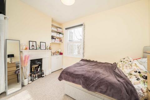 3 bedroom flat to rent, Dornton Road, London SW12