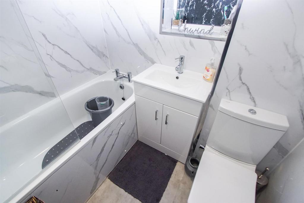101 lowestoft drive bathroom.JPG