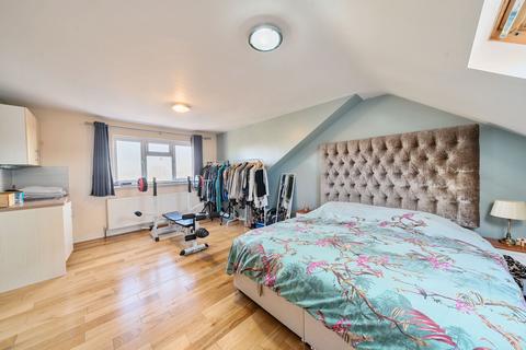 4 bedroom semi-detached house for sale, St. Dunstans Avenue, London