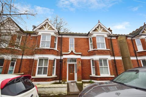 4 bedroom semi-detached house to rent, Stuart Road Gillingham ME7