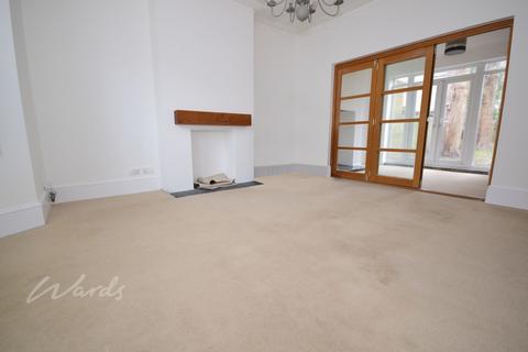 4 bedroom semi-detached house to rent, Stuart Road Gillingham ME7