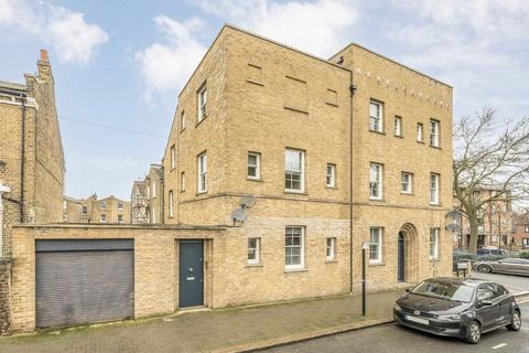 3 bedroom flat to rent, Plato Road, London SW2