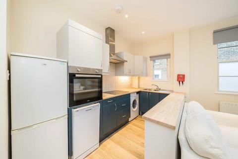 3 bedroom flat to rent, Plato Road, London SW2