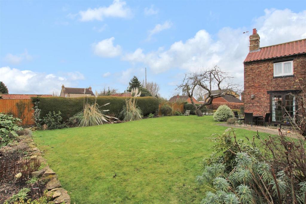 Rear Garden - b.JPG