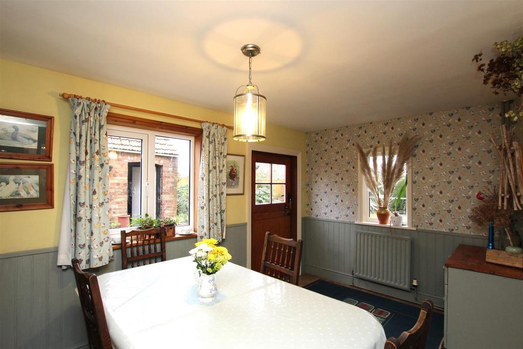 Dining Area - b.JPG
