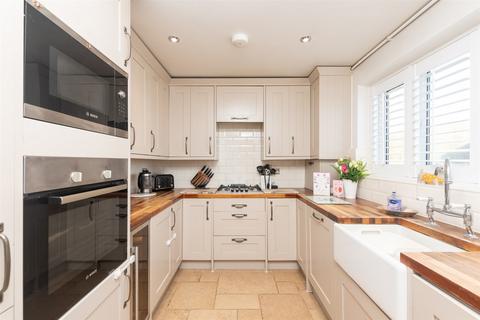 2 bedroom flat for sale, Newnham House, Loughton IG10